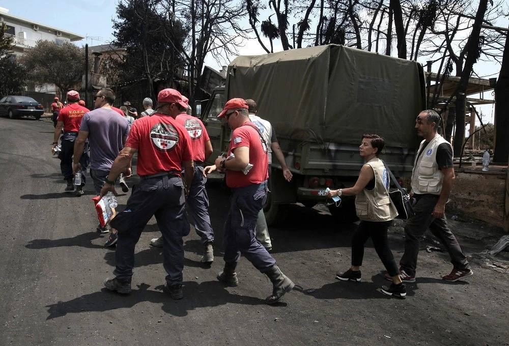 Αμερικανοί και Ευρωπαίοι εθελοντές στο πλευρό των πυρόπληκτων της ανατολικής Αττικής – Βίντεο